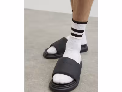 Claquettes rembourrées noires