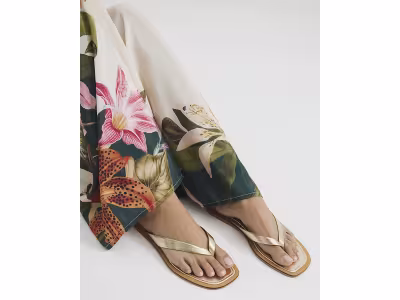 Sandales plates en cuir doré
