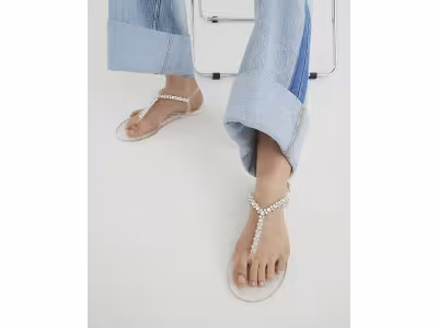 Sandales en gelée transparentes ornées