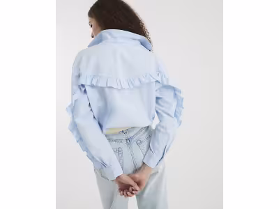 Chemise bleue à manches longues et volants dans le dos