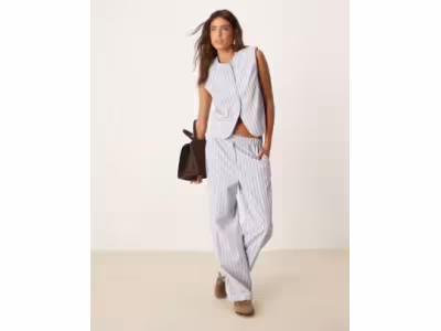  Ensemble gilet de tailleur coupe carrée et pantalon en lin