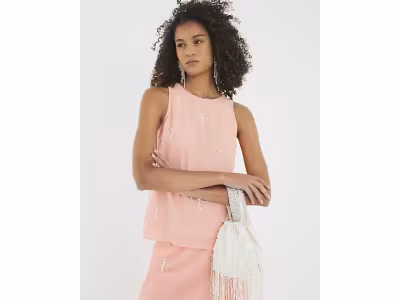Haut rose sans manches orné d'un nœud