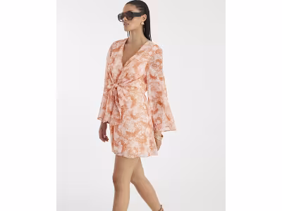 Mini-robe rose à manches longues et nœud sur le devant