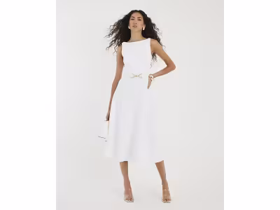 Robe mi-longue blanche à col bateau et ceinture sans manches