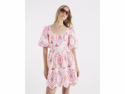 Mini-robe blanche à manches courtes bouffantes et découpes