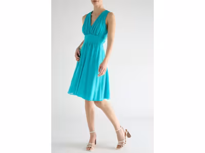  Robe patineuse sans manches. Col en V.
